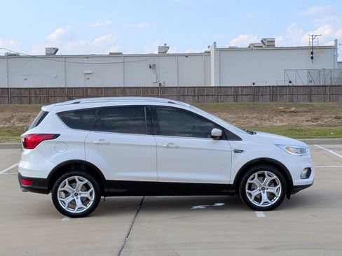 Used 2019 Ford Escape Titanium image 9