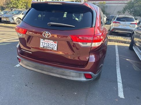 Certified 2017 Toyota Highlander LE image 4