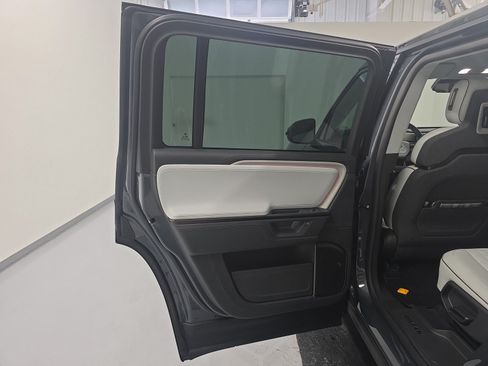 Used 2025 Rivian R1S Premium AWD/4WD image 17