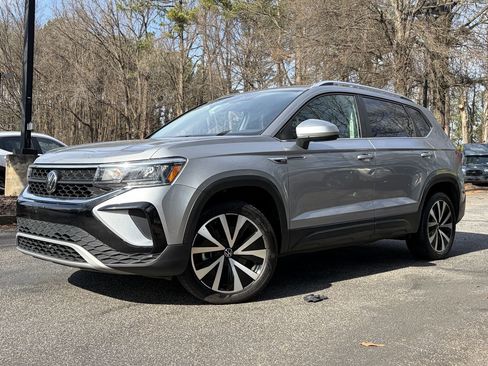 Used 2024 Volkswagen Taos SE image 1