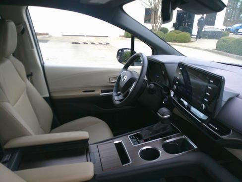 Used 2024 Toyota Sienna XLE image 33