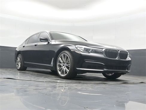 Used 2019 BMW 740i w/ Executive Package image 45