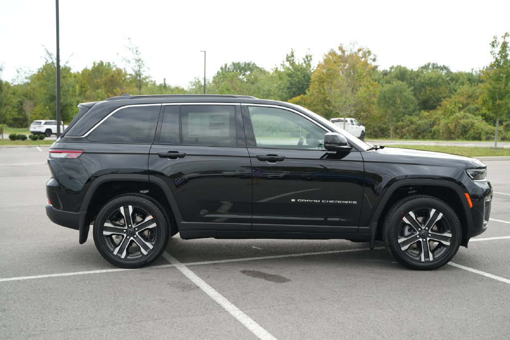 New 2027 Jeep Grand Cherokee Limited w/ MOPAR Finishing Package AWD/4WD image 8