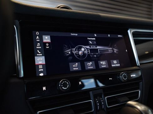 Certified 2024 Porsche Macan AWD/4WD image 18