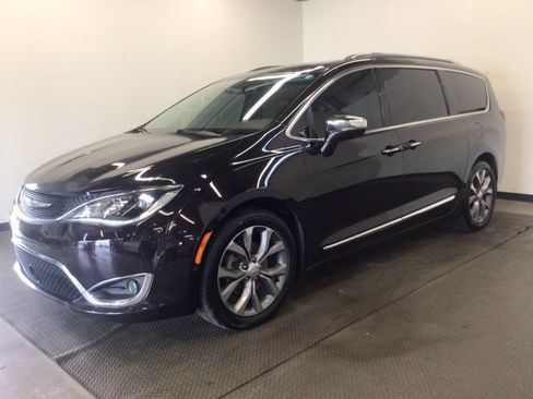Used 2018 Chrysler Pacifica Limited w/ Tire & Wheel Group FWD image 3