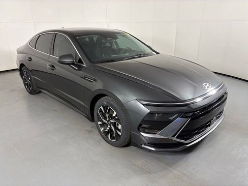 Used 2025 Hyundai Sonata SEL FWD image 2