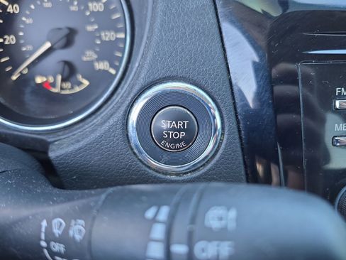 Used 2017 Nissan Rogue SV w/ Midnight Edition image 25