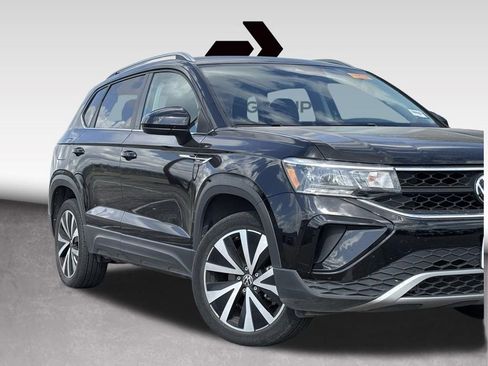 Used 2024 Volkswagen Taos SE image 1