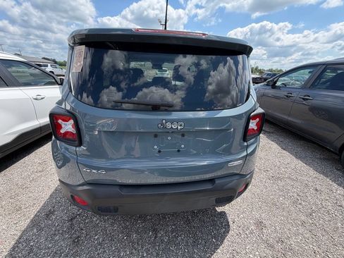 Used 2017 Jeep Renegade Latitude w/ Cold Weather Group AWD/4WD image 4