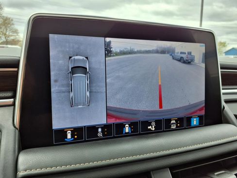 Used 2021 Chevrolet Tahoe Premier w/ Premium Package image 12