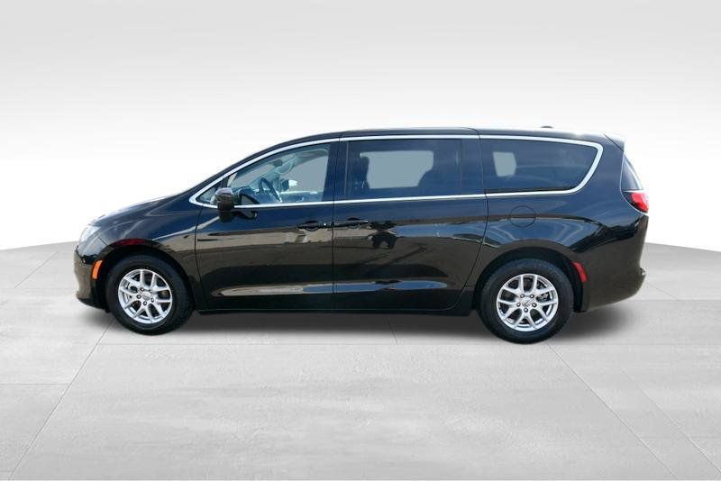 Used 2024 Chrysler Voyager LX FWD image 4