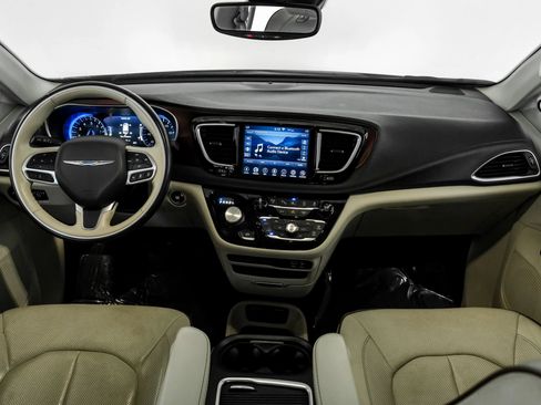 Used 2020 Chrysler Pacifica Limited w/ Advanced Safetytec Group FWD image 13