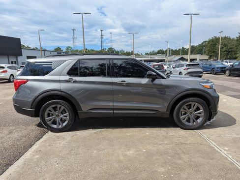 Used 2022 Ford Explorer XLT w/ Equipment Group 202A image 3