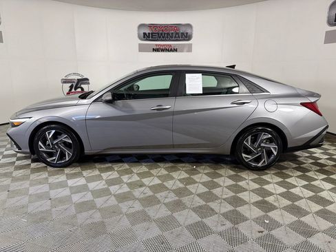 Used 2025 Hyundai Elantra Limited image 8