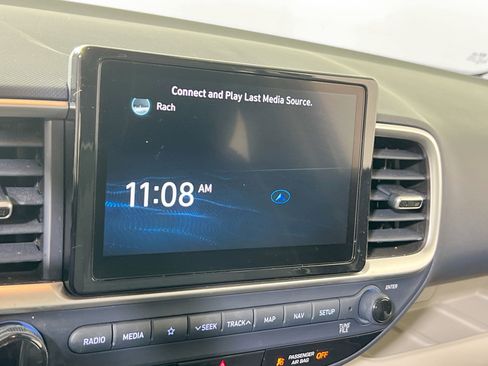 Used 2021 Hyundai Venue image 15