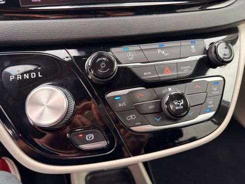 Used 2022 Chrysler Voyager LX FWD image 37