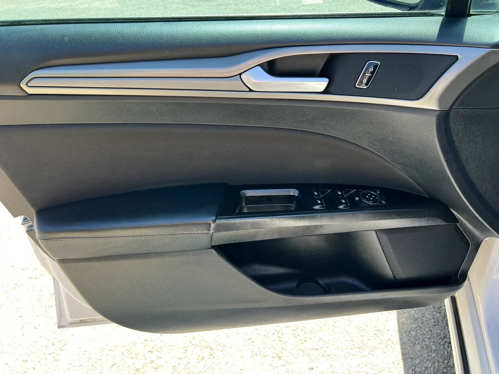 Used 2017 Ford Fusion SE FWD image 19