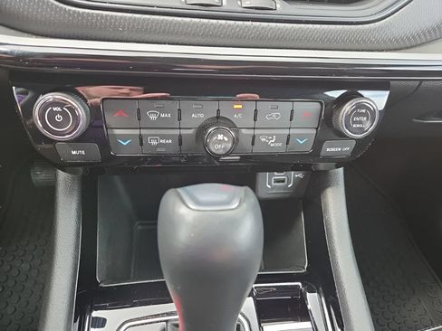 Used 2025 Jeep Compass Trailhawk AWD/4WD image 22
