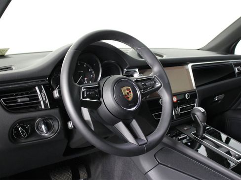 Used 2025 Porsche Macan image 4