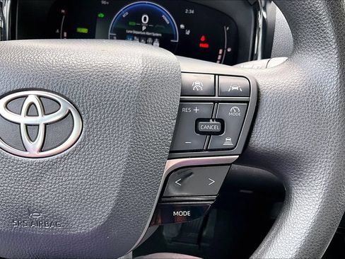 Used 2025 Toyota Camry SE FWD image 27
