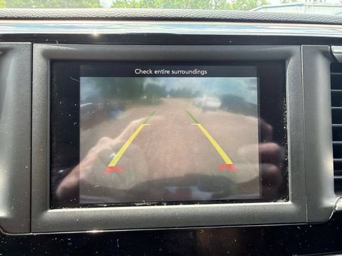 Used 2019 Chrysler Pacifica LX w/ Cold Weather Group FWD image 16