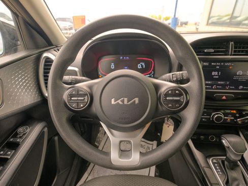 Used 2023 Kia Soul LX w/ LX Technology Package image 34