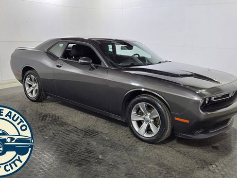Used 2020 Dodge Challenger SXT RWD image 9