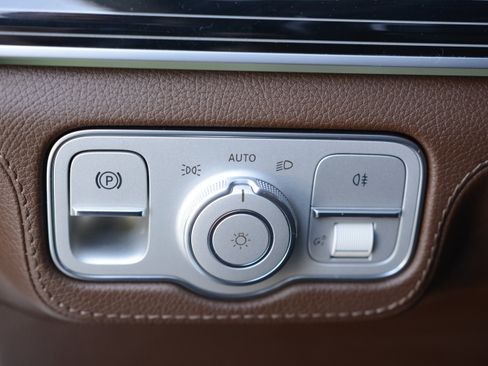 Used 2024 Mercedes-Benz GLS 450 4MATIC image 17