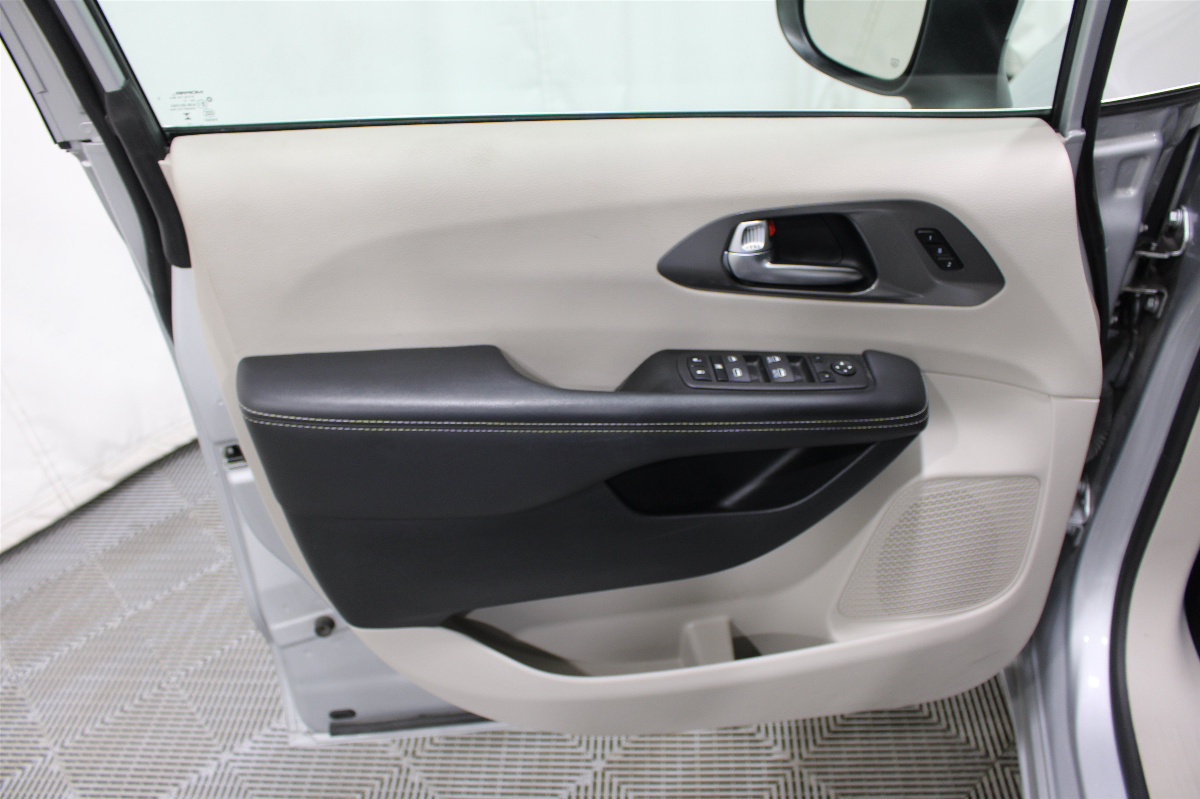 Used 2023 Chrysler Pacifica Touring-L FWD image 6