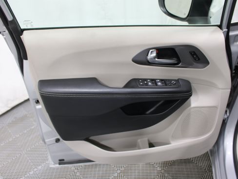 Used 2023 Chrysler Pacifica Touring-L FWD image 6
