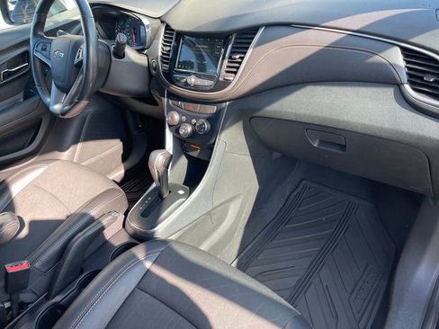 Used 2019 Chevrolet Trax LT w/ LT Convenience Package FWD image 19