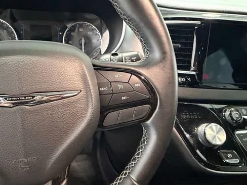 Used 2018 Chrysler Pacifica Touring-L w/ Premium Audio Group FWD image 13