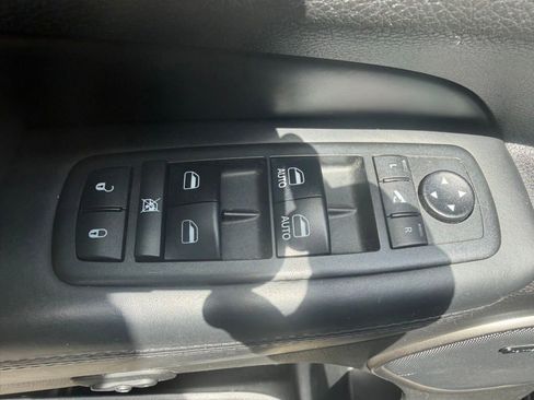 Used 2018 Jeep Grand Cherokee Overland AWD/4WD image 11