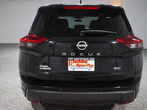 Used 2024 Nissan Rogue SV image 8