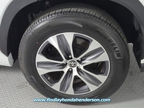 Used 2024 Toyota Highlander XLE image 10