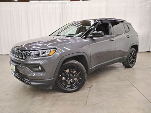 Used 2024 Jeep Compass Latitude w/ Altitude Special Edition AWD/4WD image 1