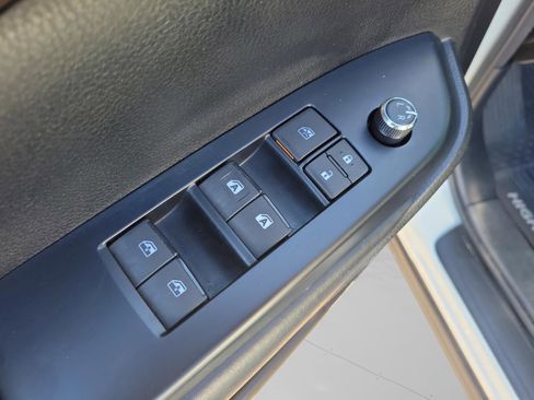 Used 2017 Toyota Highlander LE image 32