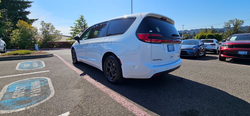 Used 2024 Chrysler Pacifica Limited FWD image 6