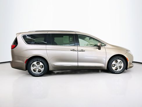 Used 2018 Chrysler Pacifica Touring-L image 10