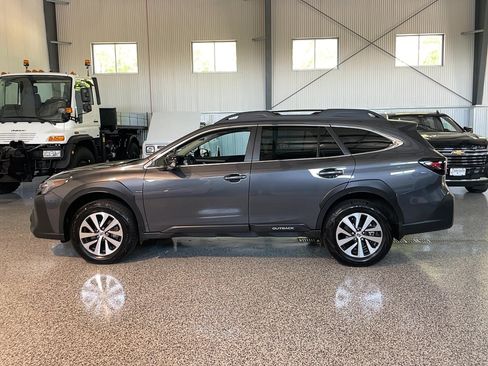 Used 2025 Subaru Outback Premium AWD/4WD image 4