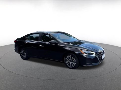 Used 2025 Nissan Altima 2.5 SV FWD image 2