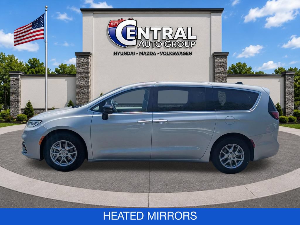 Used 2024 Chrysler Pacifica Touring-L FWD image 5