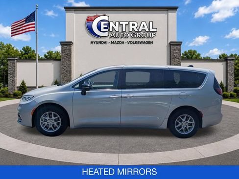Used 2024 Chrysler Pacifica Touring-L FWD image 5