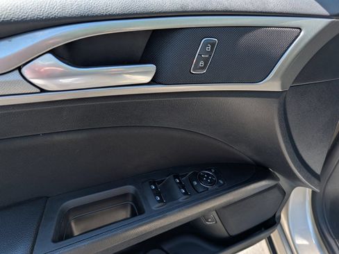 Used 2019 Ford Fusion SE FWD image 21