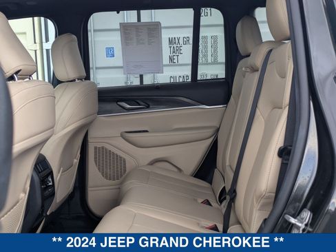 Used 2024 Jeep Grand Cherokee Limited w/ Luxury Tech Group II RWD image 16