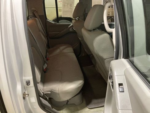 Used 2015 Nissan Frontier SV image 7