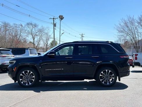 Used 2023 Jeep Grand Cherokee Overland w/ Luxury Tech Group IV AWD/4WD image 3