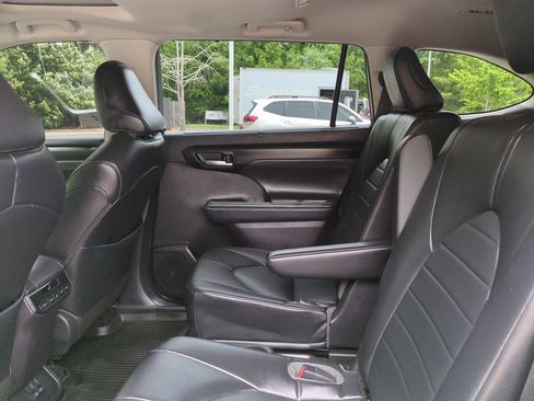 Used 2022 Toyota Highlander XLE FWD image 14