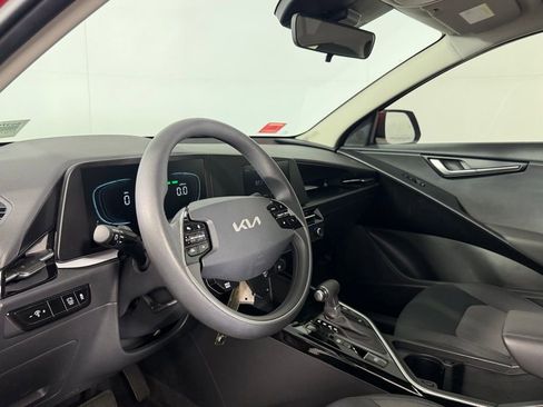 Used 2025 Kia Niro LX image 19