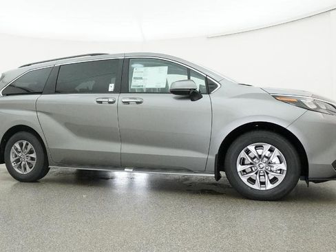 New 2026 Toyota Sienna XLE FWD image 31